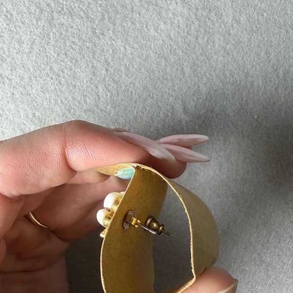 Avon Vintage Gold Tone Seashell Stud Earrings Beach Vacation - Picture 2 of 4